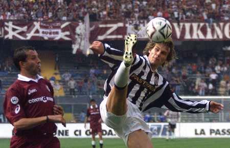 本菲卡旧将路易松晒照说在学习，照片显示他问AI足球总监职责（本菲卡名宿路易松晒学习照：向AI请教足球总监的职责）