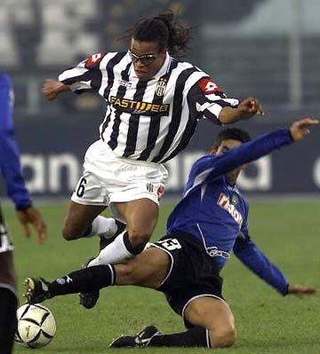 申花官方庆生海报出现低级翻译错误，将32nd写成32th（申花生日海报翻译乌龙：将32nd误标为32th）