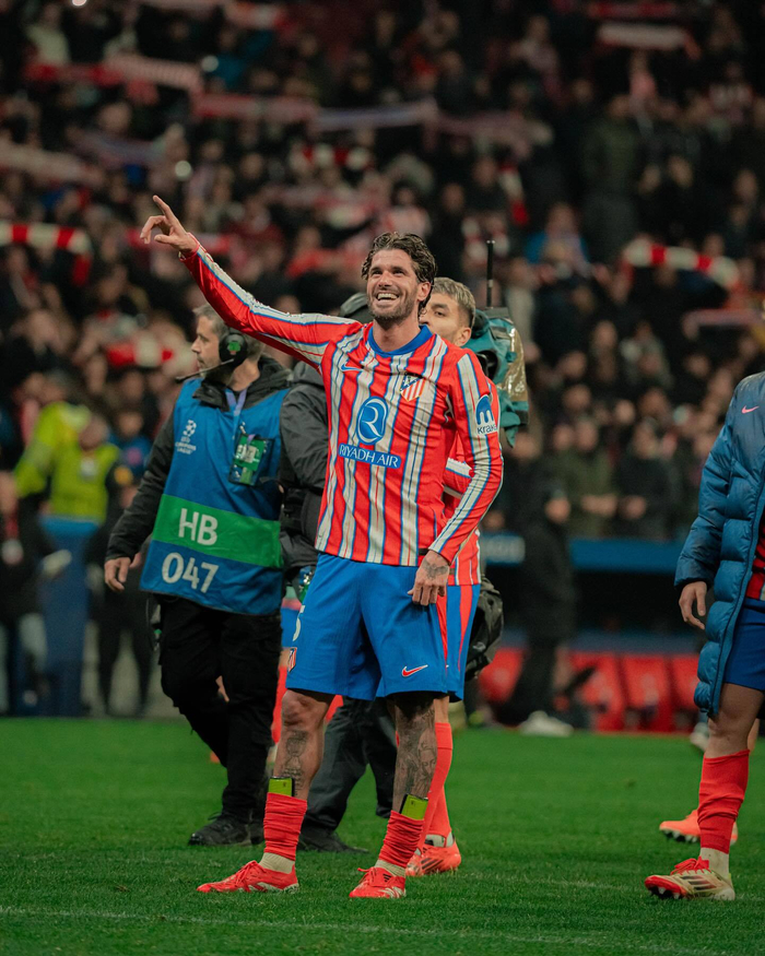 记者：对手骂梅西是“德保罗跟屁虫”，梅西被激怒后要约架（记者：对手嘲讽梅西为“德保罗跟班”，被激怒的梅西提出约战）