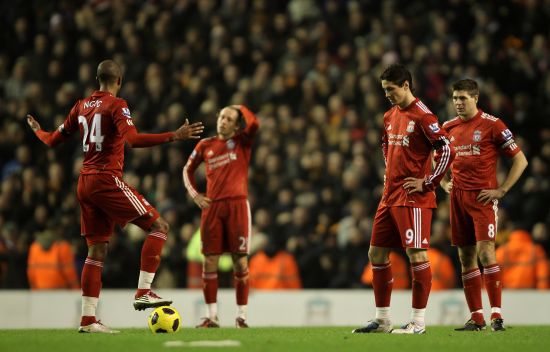 雪花飘飘北风萧萧，记者：世界杯抽签仪式场外下着大雪（大雪纷飞北风呼啸，世界杯抽签仪式场外寒风凛冽）
