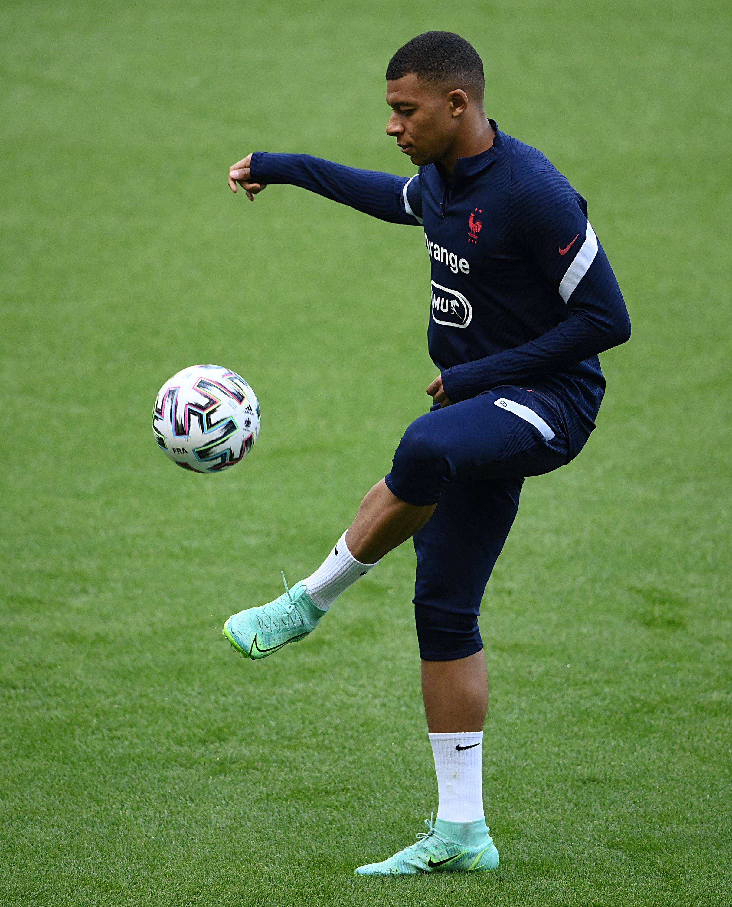 詹姆斯关键助攻锁定胜利（詹姆斯致命助攻敲定胜局）