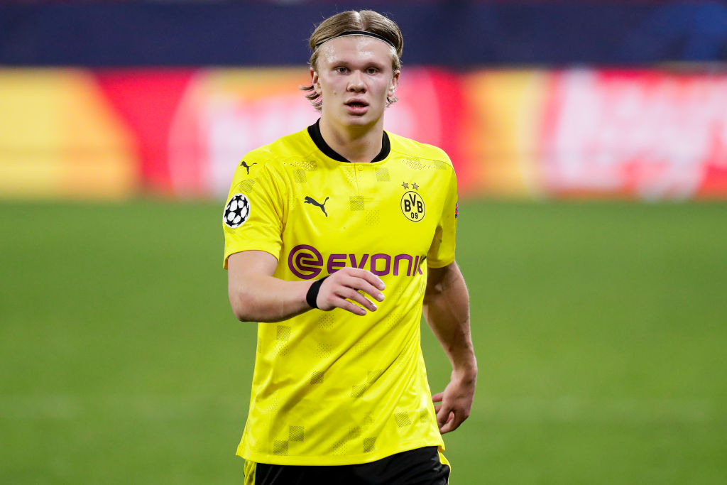 布莱顿球员三笘薰与日本战犯合影引发争议，俱乐部致歉未提菲律宾球迷，引发不满。