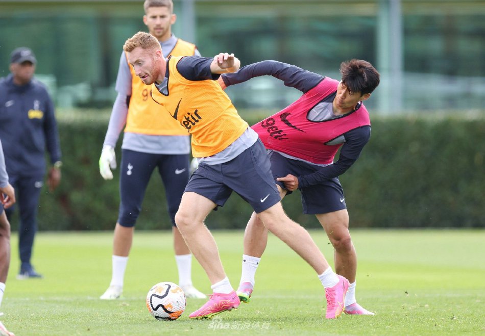 邮报：明年世界杯上下半场中段设强制补水时间，每次三分钟（《邮报》：明年世界杯将在上下半场中段增设3分钟强制补水暂停）