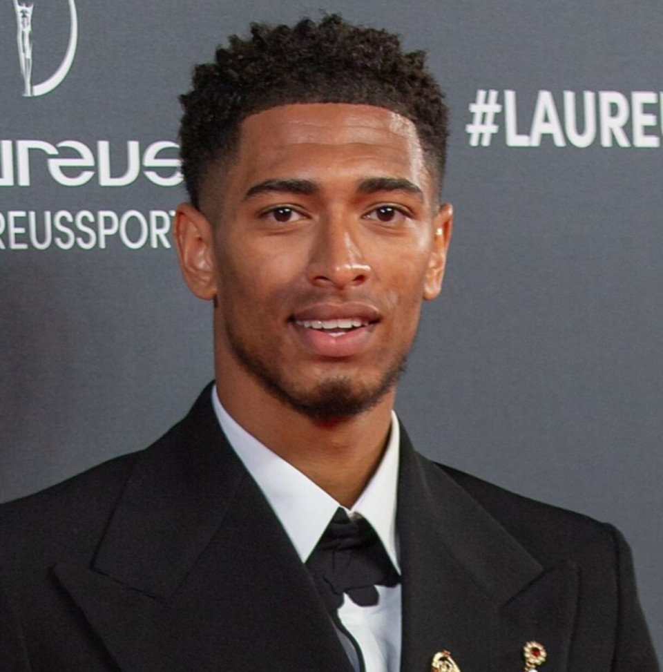 拜仁新战术体系攻守兼备（拜仁战术革新，攻防兼修）