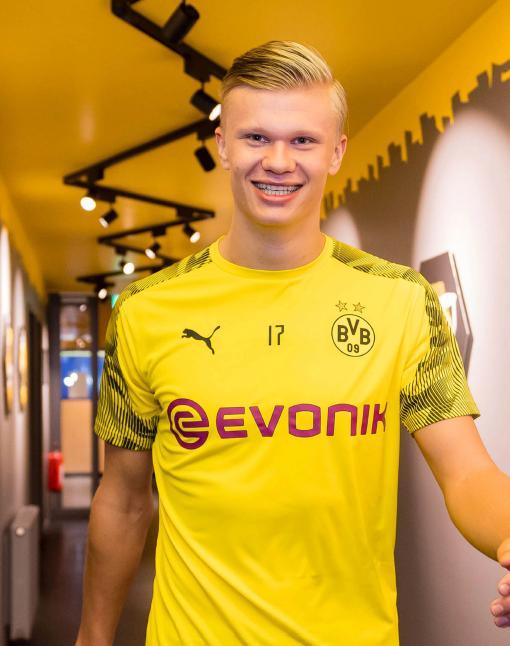 半场战报：美因茨0-1佛罗伦萨，佐姆破门（半场快讯：佛罗伦萨暂1-0领先美因茨，佐姆建功）