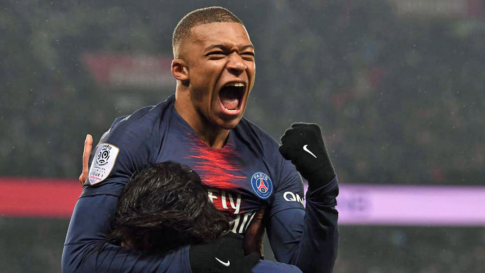 欧冠决赛用球谍照：包含白+深紫，灵感来自举办城市布达佩斯（欧冠决赛用球曝光：白+深紫配色，设计灵感源自主办城市布达佩斯）