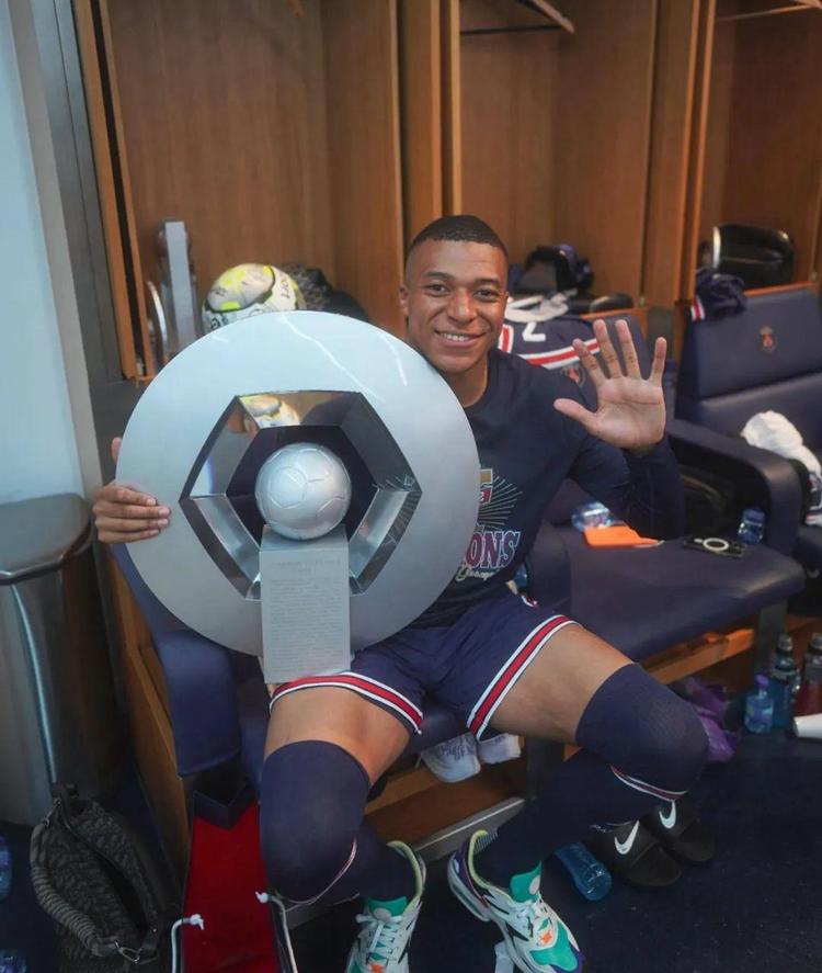 昂达夫连续6轮德甲进球，打破克林斯曼保持的斯图加特队史纪录（昂达夫德甲连场破门达6场，超越克林斯曼创斯图加特新纪录）