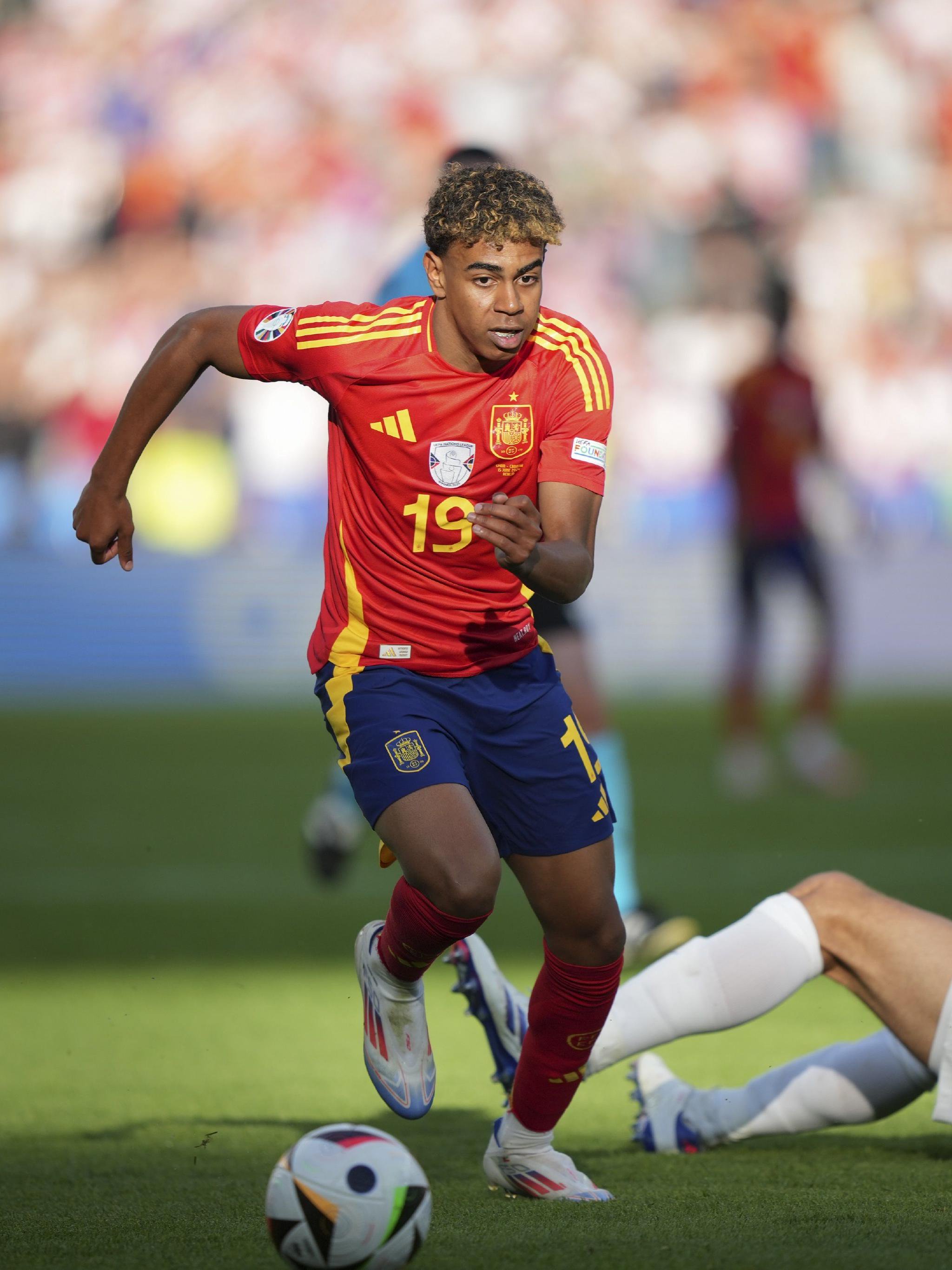 德甲半场：安塞尔米诺建功，多特蒙德暂1-0勒沃库森（半场战报：安塞尔米诺破门，多特蒙德暂以1-0领先勒沃库森）