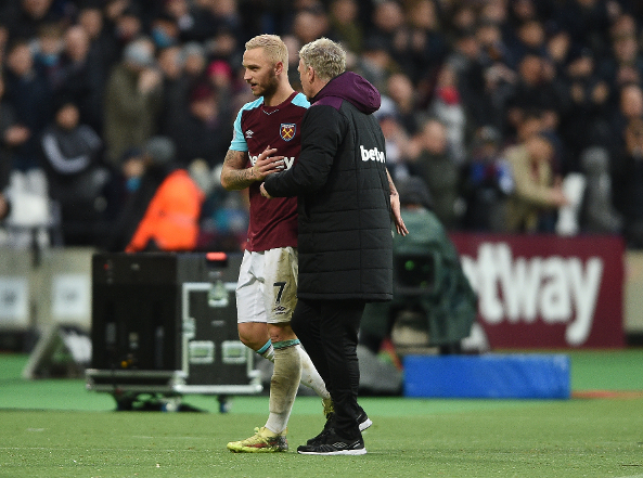 感谢俱乐部，U16国少球员身穿各自俱乐部训练服拍摄全家福（向俱乐部致意，U16国少队员着本队训练服拍全家福）