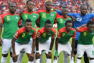 黄蜂新秀突破技术惊艳全场（黄蜂新星突破身手惊艳全场）