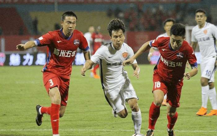 2025赛季，成都蓉城以红焰为刃、热血为甲，在三...