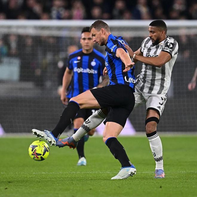 胡明轩拿下26分错失绝杀，澳大利亚全队安慰胡明轩（砍下26分却绝杀不进，胡明轩赛后获澳大利亚队集体安慰）