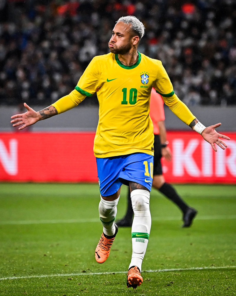 足球国足青训成果显现，小将成多队抢手货（国足青训见成效，年轻球员成各队争夺焦点）